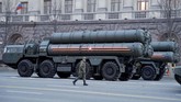 FOTO : Rudal S-400, Disukai Turki Dijauhi Amerika Serikat Kecepatan rudal ini bisa mencapai 4,8 kilometer per detik, dan mampu mendeteksi sasaran sejauh 600 kilometer. Disebut sebagai sistem pertahanan udara terbaik.