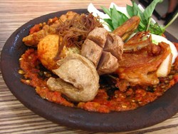 12 Rekomendasi Tempat Makan Lezat Dekat Stasiun Wonokromo Surabaya