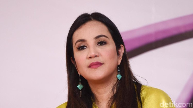 Andi Soraya mengunggah foto lawasnya untuk ikutan Until Tomorrow Challenge. Ia juga menuliskan pendapatnya tentang tarik benang, Bun,