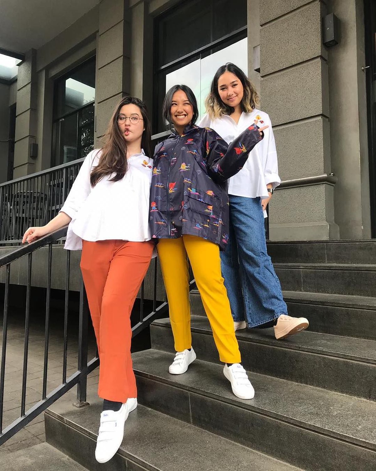 Memiliki suara merdu&comma; paras cantik Stephani ternyata juga bikin salah fokus lho&period; Ini dia 6 potret cantik si Pelantun I Love You 3000&period;