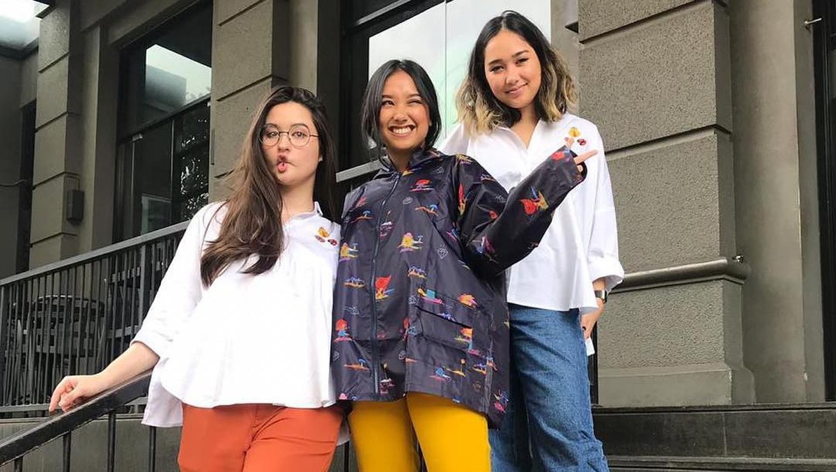 Sudah beranjak dewasa&comma; ini dia potret cantik anak kembar Titi DJ&comma; Salwa dan Salma&period;