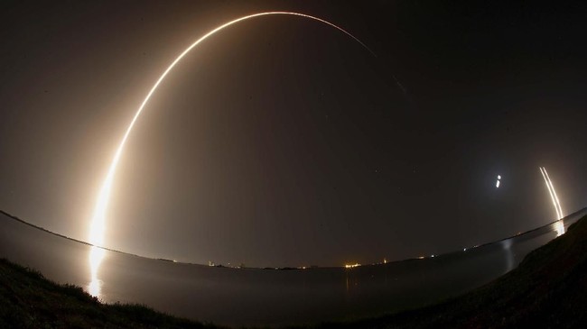 Pengamat mengkritik tiga satelit internet SpaceX yang hilang kontak dan dikhawatirkan bakal menjadi sampah di atmosfer Bumi.