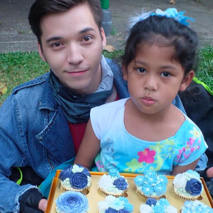 <p>Bersama si sulung Jememia yang memberinya <em>surprise</em> berupa cupcake lucu. Jemima merupakan anak angkat Celine sebelum memutuskan menikah dengan Stefan, Bun. (Foto: Instagram @stefannwilliam)</p>