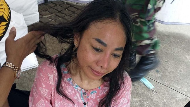 Seorang perempuan berdaster menembus barikade di dekat Gedung MK dan berteriak-teriak ingin bertemu dengan Presiden Jokowi telah diamankan polisi.