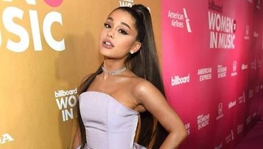 img-title Ariana Grande Kencani Miliarder Real Estate Dalton Gomez?
