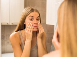 5 Cara Atasi Kantung Mata karena Kurang Tidur Saat Puasa