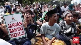Massa Aksi Depan Gedung MK Gelar Yasinan Berjamaah