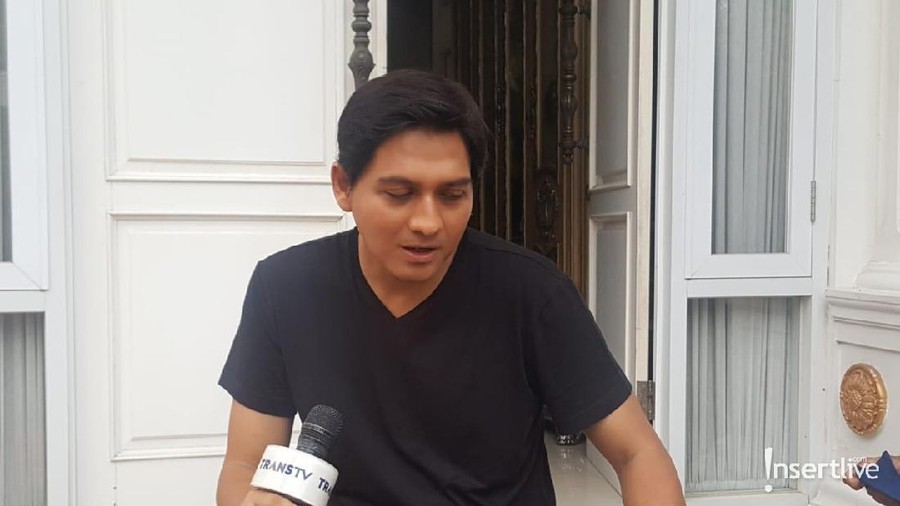 Aktor Lucky Hakim membuat konten Youtube tetang binatang peliharaan.