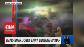 VIDE: Viral! Emak-Emak Joget Bawa Senjata