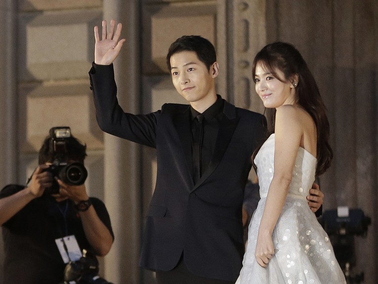 Melihat kembali kemesraan Song Song Couple, Song Hye Kyo dan Song Joong Ki yang akan segera bercerai.