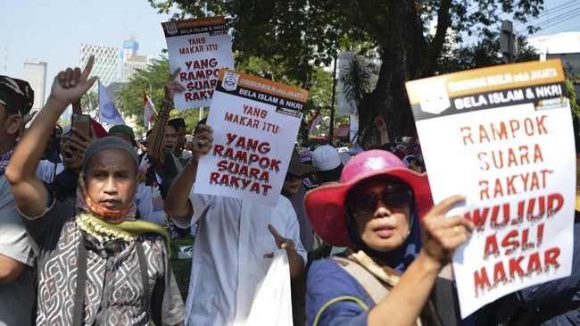 Di dalam ruang sidang, Majelis Hakim MK membacakan putusan sengketa Pilpres 2019. Sementara di jalan sekitar Gedung MK, massa aksi meneriakkan nama Prabowo.