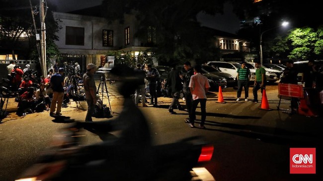 Para relawan bahkan mengatakan media tak berhak bertanya pada Ketua Tim Kuasa Hukum Prabowo-Sandi, Bambang Widjojanto.