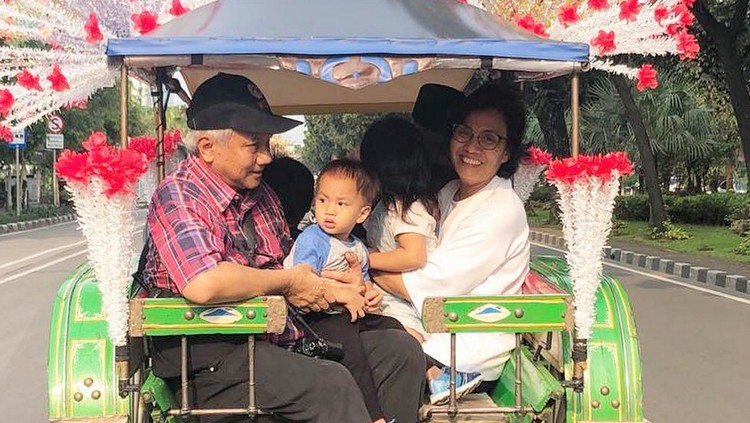 Di tengah kesibukan yang sangat padat, Sri Mulyani masih menyempatkan diri beli oleh-oleh untuk cucunya.