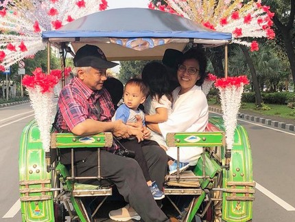So Sweet! Sri Mulyani Belikan Cucu Oleh-oleh dari London