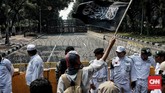 FOTO: Aksi Massa Kawal Sidang Putusan Sengketa Pilpres di MK Mahkamah Konstitusi (MK) menggelar sidang putusan atas sengketa Pilpres 2019 yang dimohonkan Prabowo-Sandi, ramai massa melakukan aksi menunggu putusan itu.