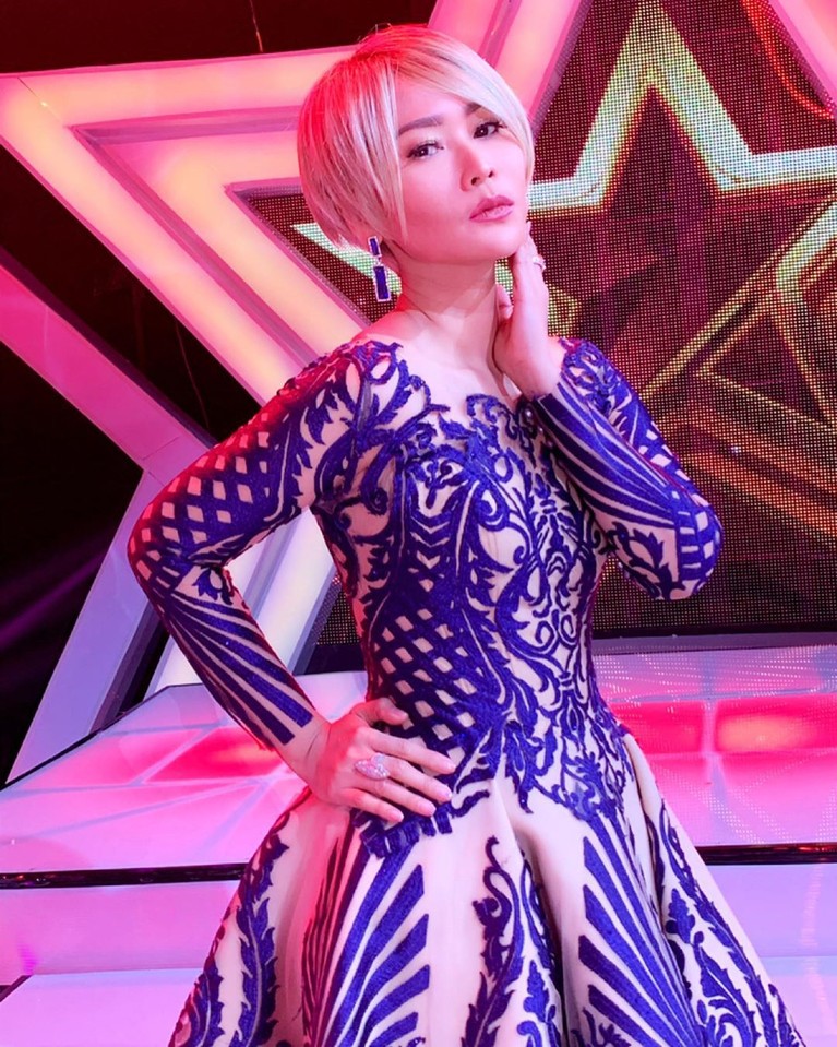 Penyanyi dangdut sangat identik dengan goyangan. 5 pedangdut ini bahkan memiliki goyangan khas yang fenomenal hingga kontroverisal.