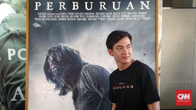 Aktor Adipati Dolken menceritakan bahwa untuk salah satu adegan, ia mendapat 13 halaman dialog yang ditulis dengan bahasa sastra seperti bukunya.