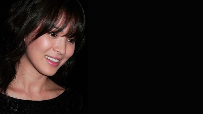 Song Hye-kyo terlihat tertawa lepas saat jumpa fan di China, akhir pekan lalu. Hal itu jadi yang pertama di depan publik usai digugat cerai Joong-ki.