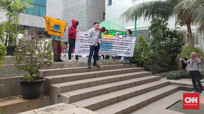 Belasan mahasiswa yang tergabung dalam PMII berunjuk rasa di dalam lingkungan Balai Kota DKI menolak IMB Reklamasi dan meminta KPK mengusut Anies Baswedan.