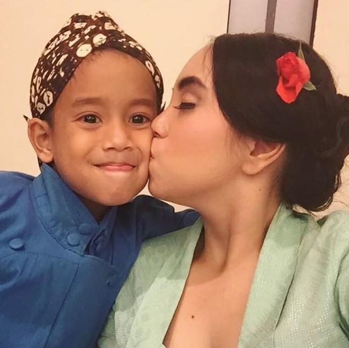 <div> Kecup sayang kakak Alma untuk Sean. (Foto: Instagram/ @salmafinasunan)</div><div> </div>