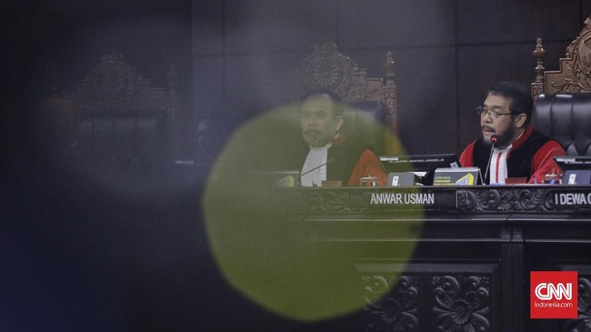 PKS menilai UU Cipta Kerja membuka pintu liberalisasi sektor pertanian, kehutanan, perdagangan dan industri pertahanan nasional, serta merugikan buruh.