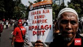 FOTO: Aksi Massa Kawal Sidang Putusan Sengketa Pilpres di MK Mahkamah Konstitusi (MK) menggelar sidang putusan atas sengketa Pilpres 2019 yang dimohonkan Prabowo-Sandi, ramai massa melakukan aksi menunggu putusan itu.