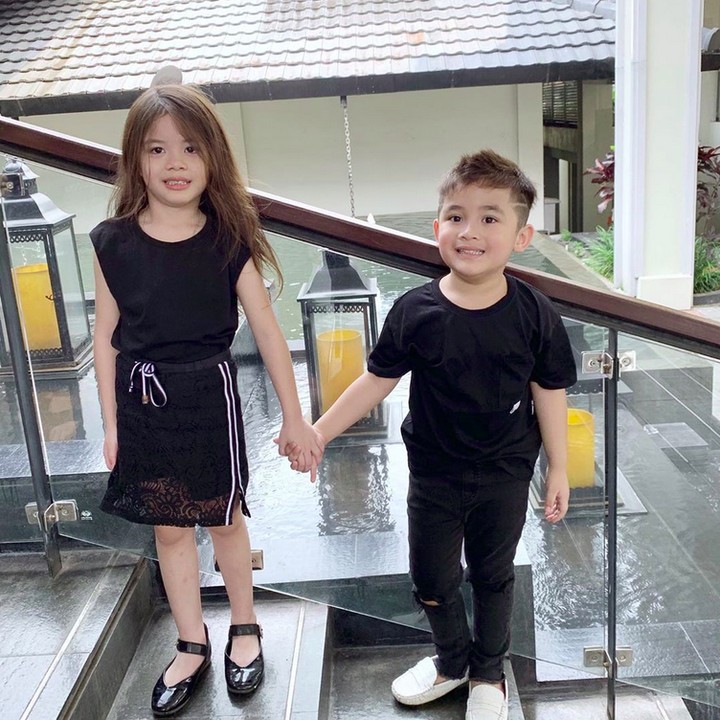 Pegangannya erat banget nih Zoe dan Zac. Mereka sangat dekat ya. (Foto: Instagram @twinszfrizzy)