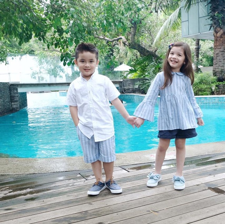 <span class="im">Mereka kerap tampil kompak dengan pakaian yang juga serba senada. (Foto: Instagram @twinszfrizzy)</span>