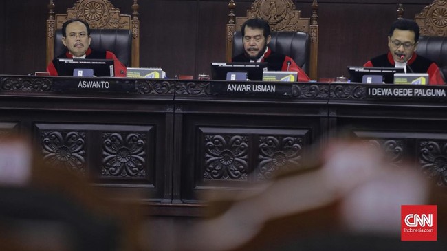 Sidang diskors hingga pukul 19.00 WIB untuk salat magrib. Sebelum diskors hakim tengah membacakan pertimbangan hakim terkait dalil pemohon.