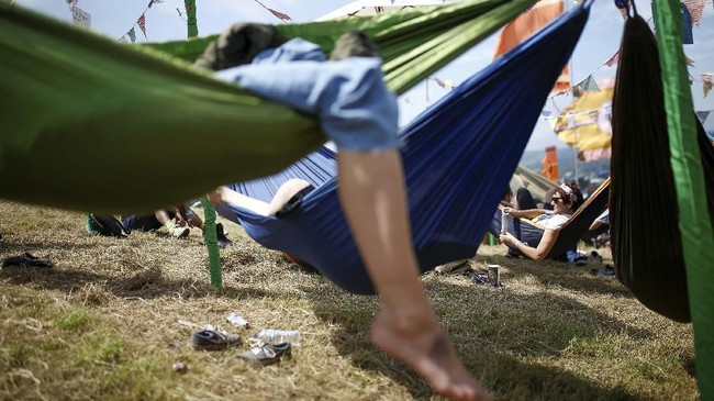FOTO : Senyum di Bawah Matahari Festival Glastonbury