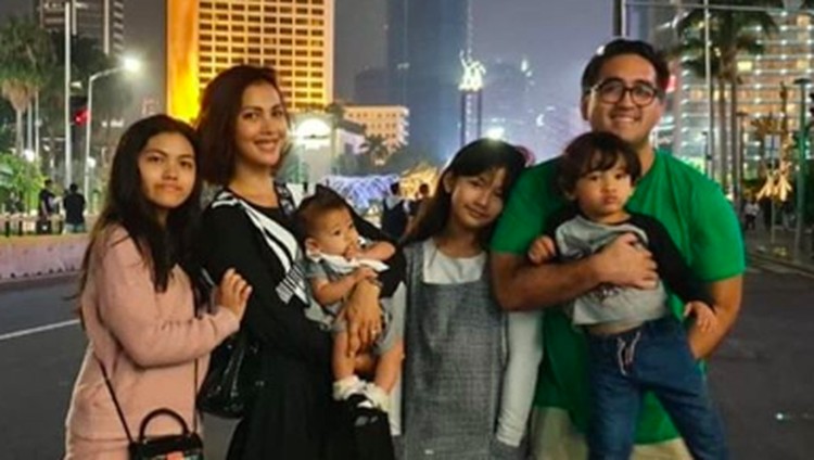 Meski sibuk mengurus empat anak tanpa bantuan baby sitter, Nadia Mulya masih bercita-cita menambah momongan lho.