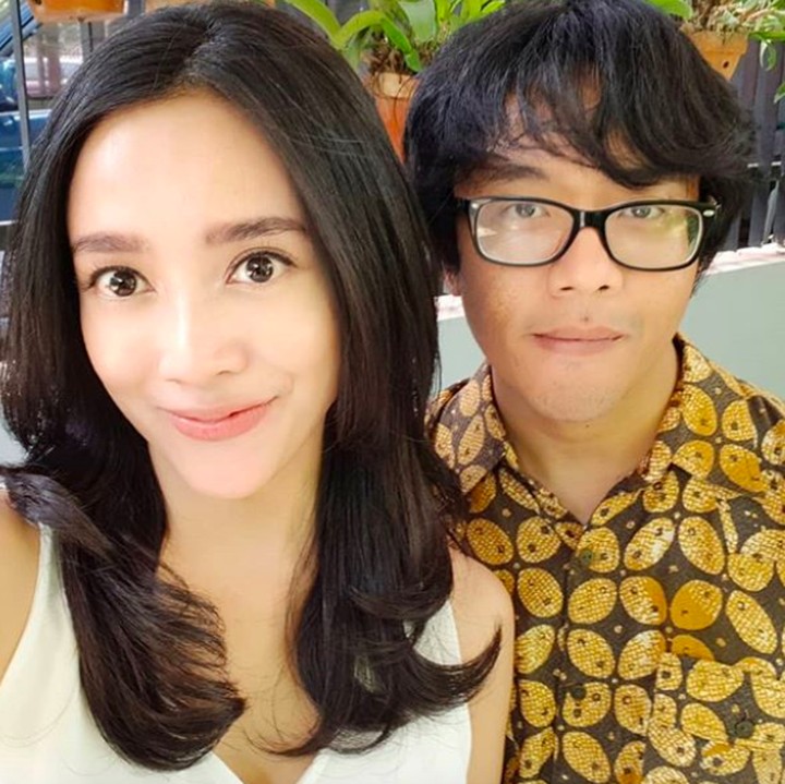 Ternyata mereka hanya melewatkan waktu pacaran secara singkat lho, Bun. Hanya 2 bulan setelah jadian akhirnya memutuskan menikah. (Foto: Instagram @dea-ananda)