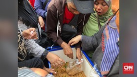 Nasi Bakar dan Tahu Gratis di Tengah Isu Racun Aksi Kawal MK