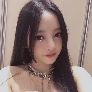 Baju Melorot, Goo Hara Tetap Profesional di Atas Panggung
