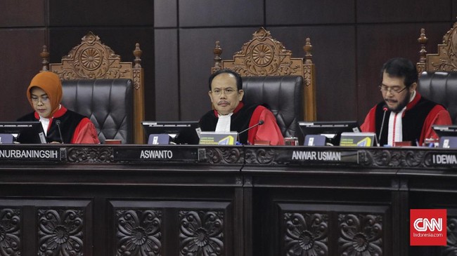 Sejumlah elemen masyarakat sipil & praktisi hukum memandang langkah DPR memberhentikan Aswanto dari MK sebelum waktunya sebagai bentuk pembangkangan konstitusi.