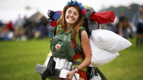 FOTO : Senyum di Bawah Matahari Festival Glastonbury
