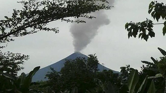 Dua gunung berapi meletus di timur laut Papua Nugini dan menyebabkan 15 ribu warga mengungsi.