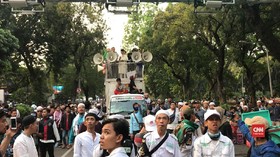 VIDEO: Isak Tangis Pendukung Prabowo Hadapi Putusan MK