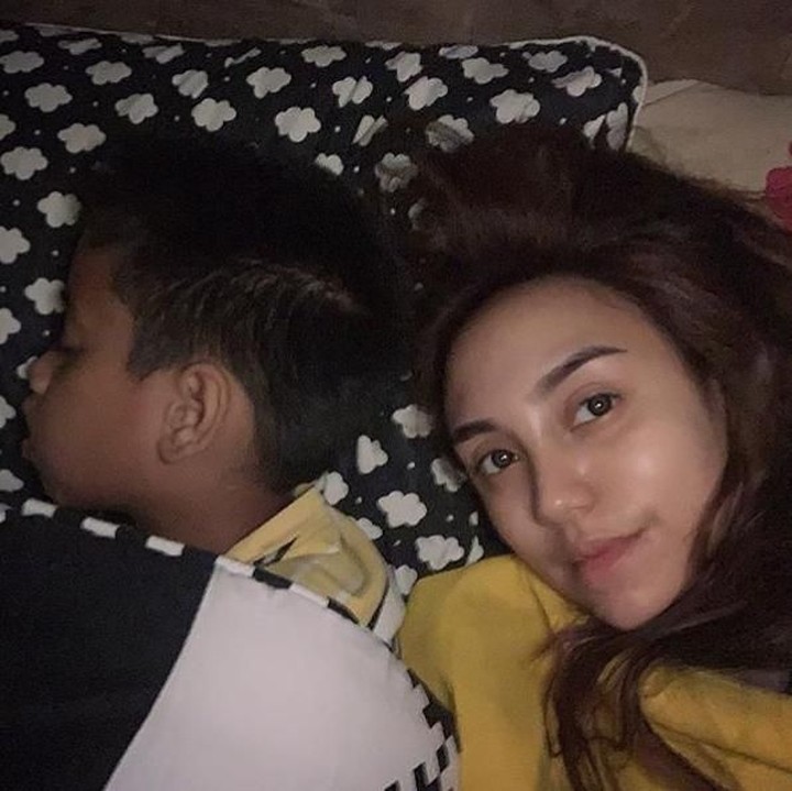 <div> Kata Alma, dia dan Sean berbagi rahasi dan cinta, tapi enggak berbagi cokelat. Hi-hi-hi. (Foto: Instagram/ @salmafinasunan)</div><div> </div>