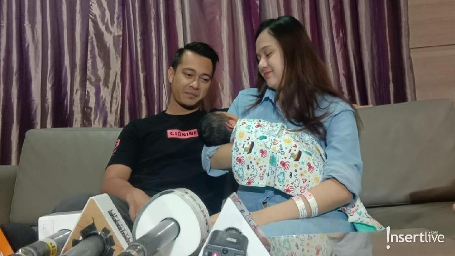 Bukan soal Ancaman Santet, Ini yang Ditakutkan Istri Eza Gionino Eza Gionino mengaku tidak takut dengan ancaman itu, namun sang istri yang justru ketakutan dan berpikir macam-macam.