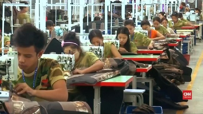 Berdasarkan survei yang dilakukan Reuters, aktivitas pabrik di China menyusut seiring dampak perang dagang dengan Amerika Serikat.