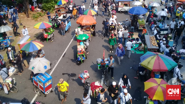 Massa yang berkumpul di MK jadi berkah tersendiri bagi para pedagang makanan dan minuman. Untung berlipat dipastikan bakal didapat para pedagang.