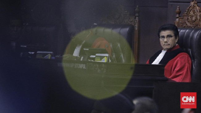 Empat hakim MK menyatakan dissenting opinion atau pendapat berbeda atas putusan gugatan Undang-undang Nomor 11 Tahun 2020 tentang Cipta Kerja.