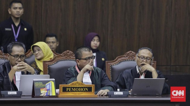BW menilai majelis hakim tidak menganalisis lebih jauh tentang politik uang yang dilaporkan kubu Prabowo dan hanya berpatokan dengan yang tercantum di laporan.