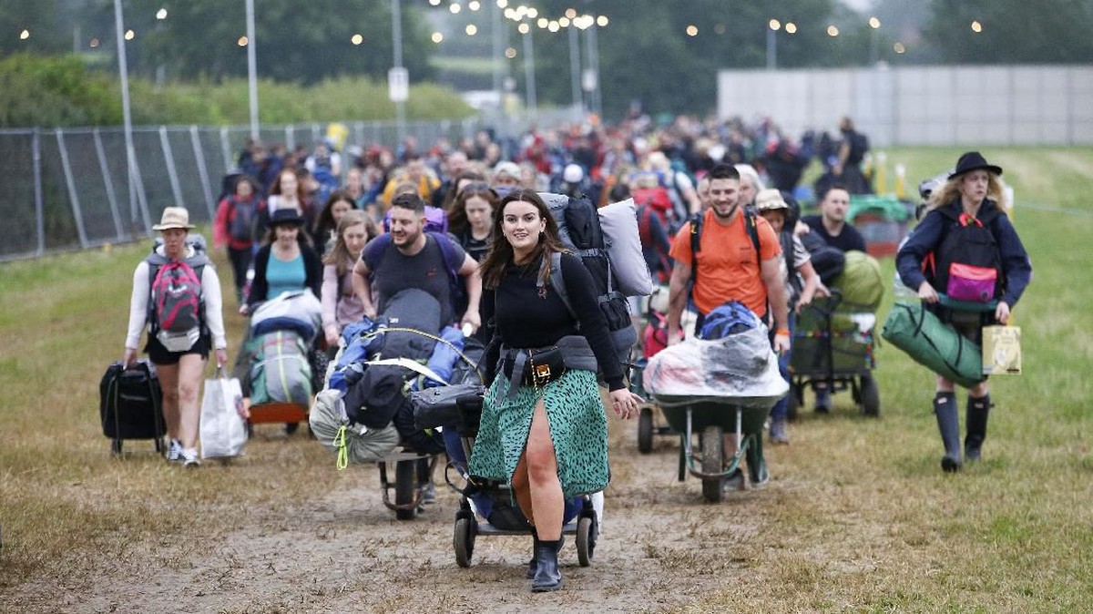 FOTO : Senyum di Bawah Matahari Festival Glastonbury