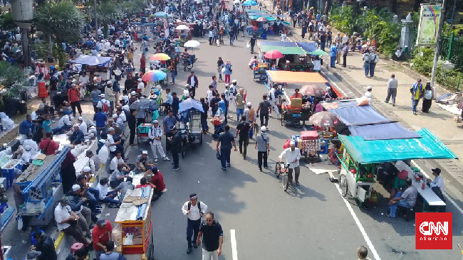 Dengan tertib, massa kawal sidang MK mulai membubarkan diri diiringi selawat. Sejumlah peserta bubar sambil memunguti sampah yang berserakkan.