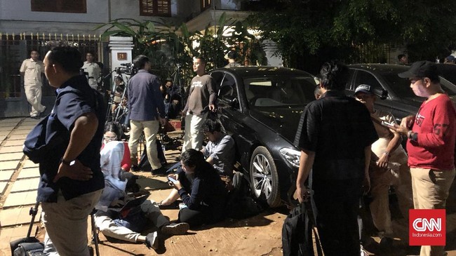 Relawan yang mulai ramai mendatangi kediaman Prabowo didominasi emak-emak dan orang tua, yang sebagian dari mereka turur membawa anak.