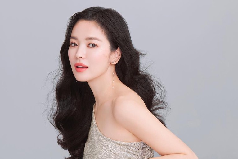 Song Hye Kyo adalah salah satu artis cantik Korea yang memikat banyak orang dengan pesonanya. Kecantikannya diakui publik. 