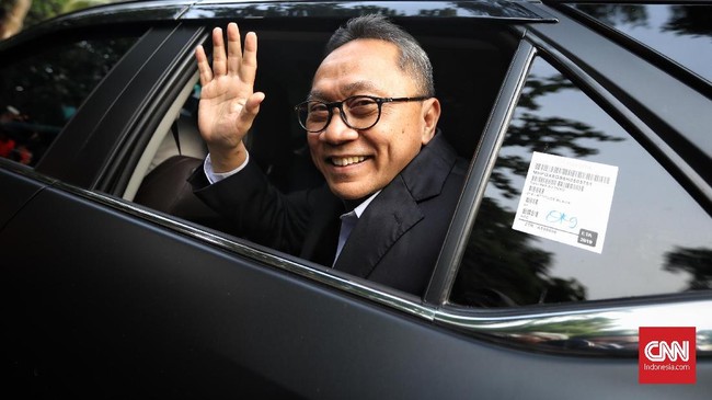 Ketua Umum PAN Zulkifli Hasan menyatakan partainya siap membantu Presiden Jokowi. Ini merespons isu reshuffle Kabinet Indonesia Maju.