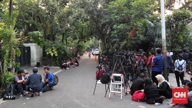 Usai Direktur TKN Usman Kansong menyatakan Jokowi akan beri pernyataan atas putusan MK di rumah Ma'ruf, kediaman cawapres 02 itu makin ramai didatangi wartawan.